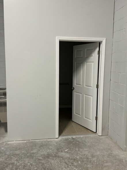 More Photos Of 1059 Duck Box, Umatilla Light Manufacturing For Lease