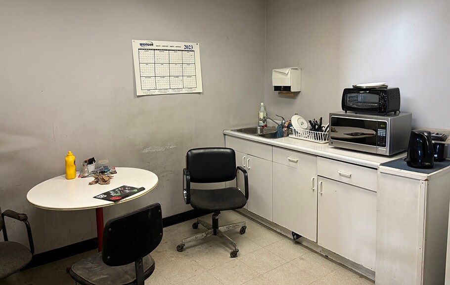 More Photos Of 370 Keewatin St, Winnipeg Warehouse For Lease