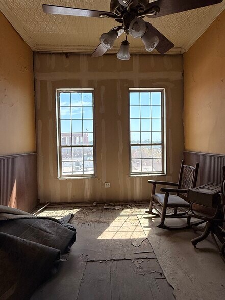 More Photos Of 203-207 S College St, Waxahachie Storefront Retail Office For Lease