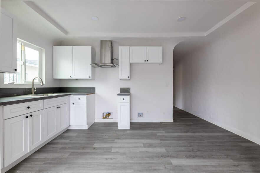 More Photos Of 136 W 82nd St, Los Angeles Multifamily For Sale