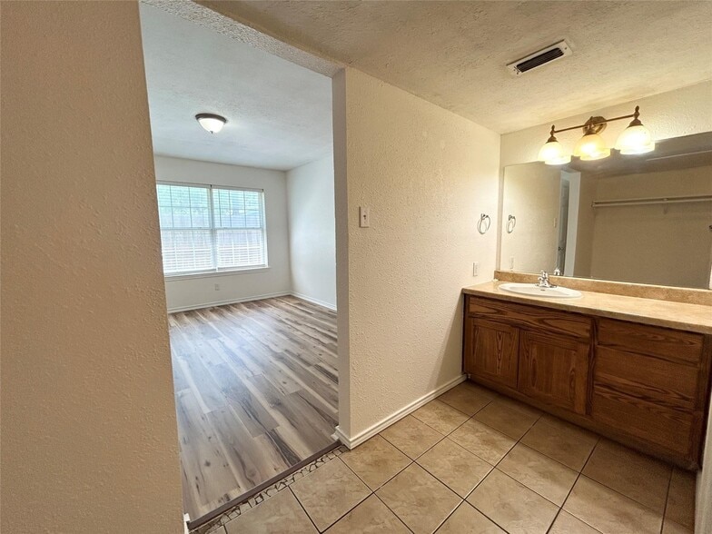 More Photos Of 214 Locust St, Sulphur Springs Apartments For Sale