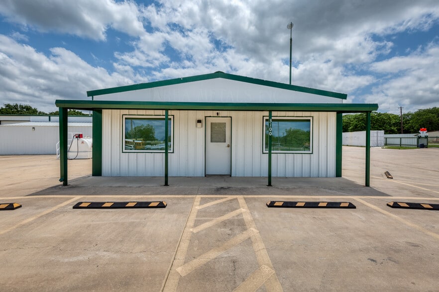 More Photos Of 3100 E Highway 199, Springtown Warehouse For Lease