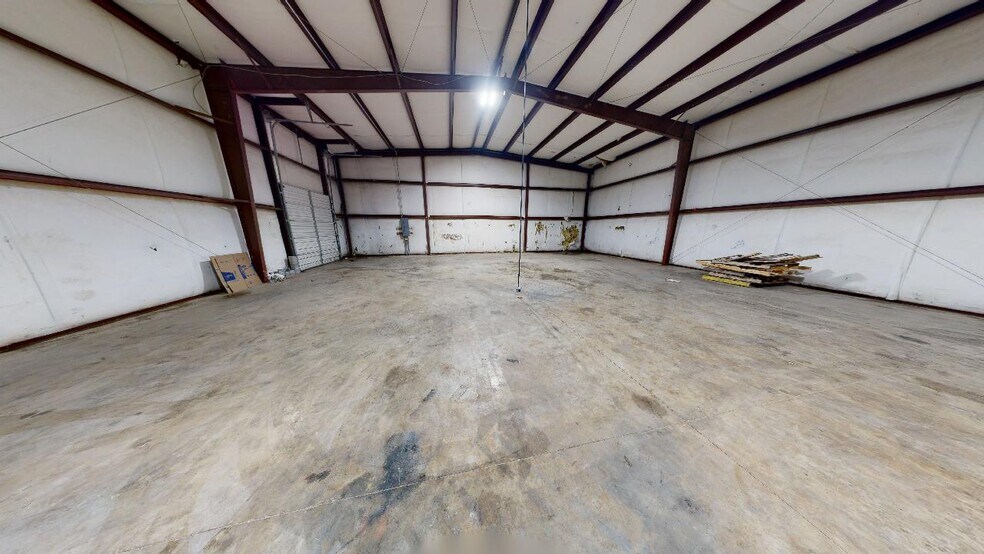 More Photos Of 1312 W Sunchase Ct, Fayetteville Warehouse For Lease