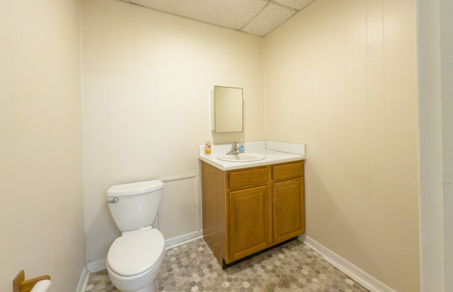 More Photos Of 223 W Virginia Ave, Vinton Storefront Retail Office For Lease