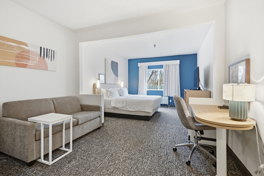 More Photos Of 2705 48th Ave, Moline Hotel For Sale