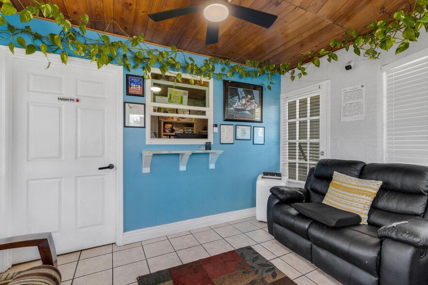 More Photos Of 340 Tamiami Trl S, Venice Hotel For Sale