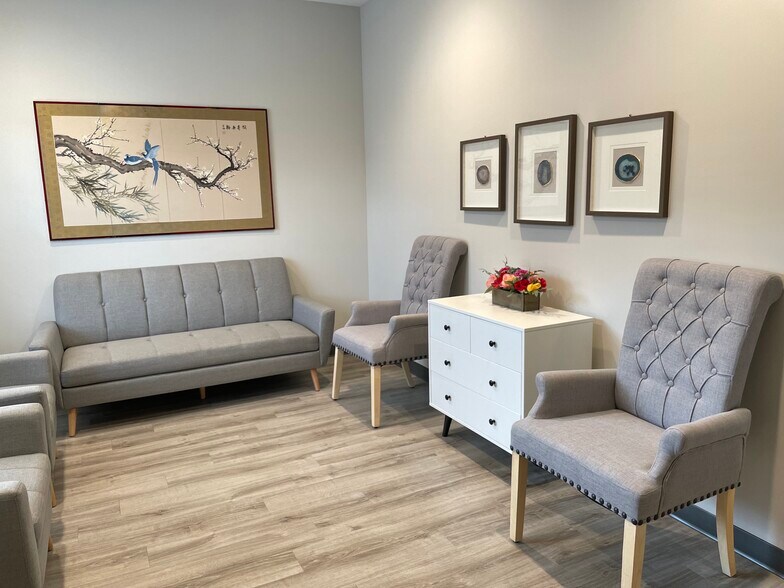 More Photos Of 247 River Park North Dr, Woodstock Medical For Sale