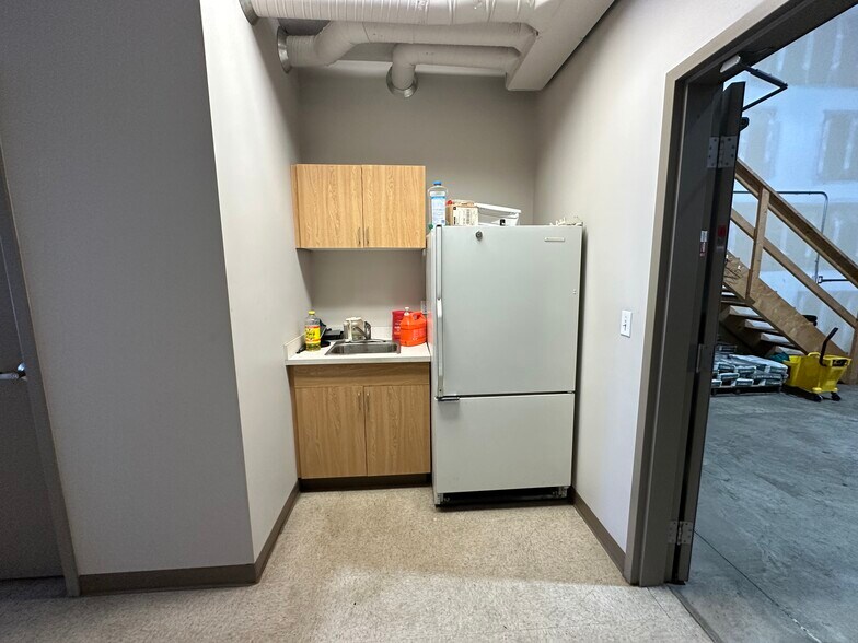 More Photos Of 10322 74 Av, Clairmont Service For Lease