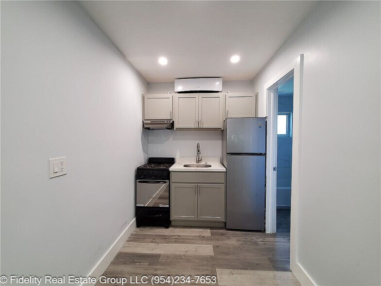 More Photos Of 2432 Sherman St, Hollywood Apartments For Sale