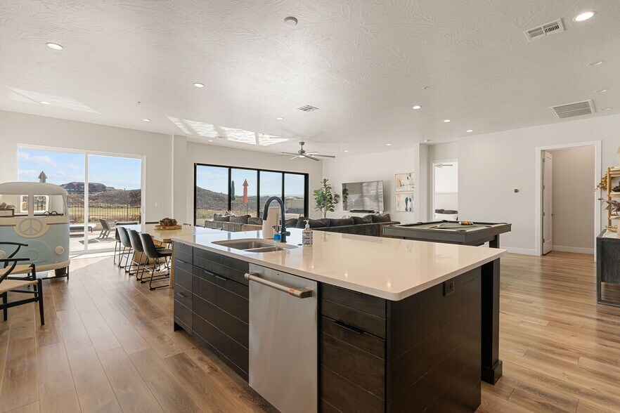 More Photos Of 2248 N Double Eagle Ln, Washington Specialty For Sale