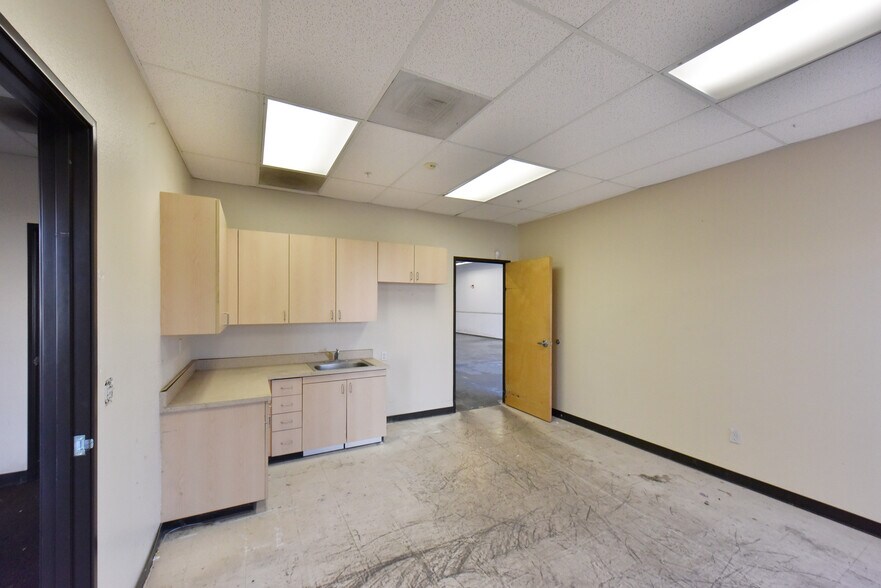 More Photos Of 9820 Dino Dr, Elk Grove Warehouse For Lease