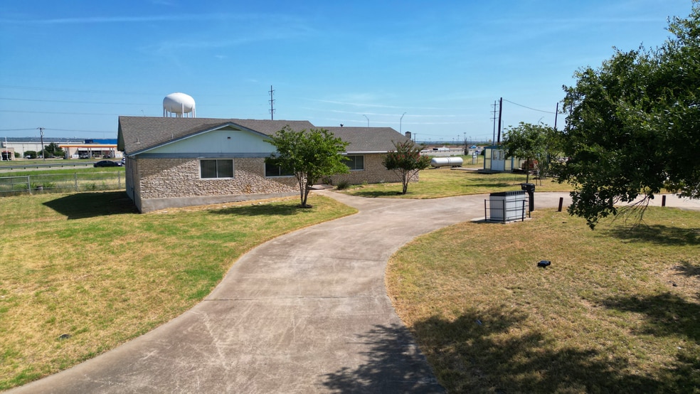 More Photos Of 30 Roundville Ln, Round Rock Light Distribution For Sale