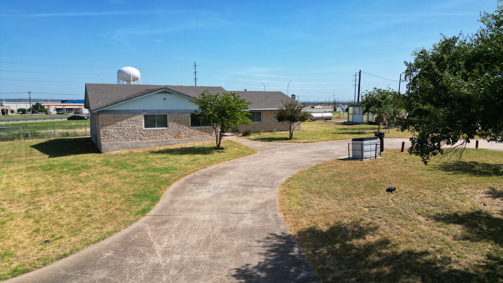 More Photos Of 30 Roundville Ln, Round Rock Light Distribution For Sale