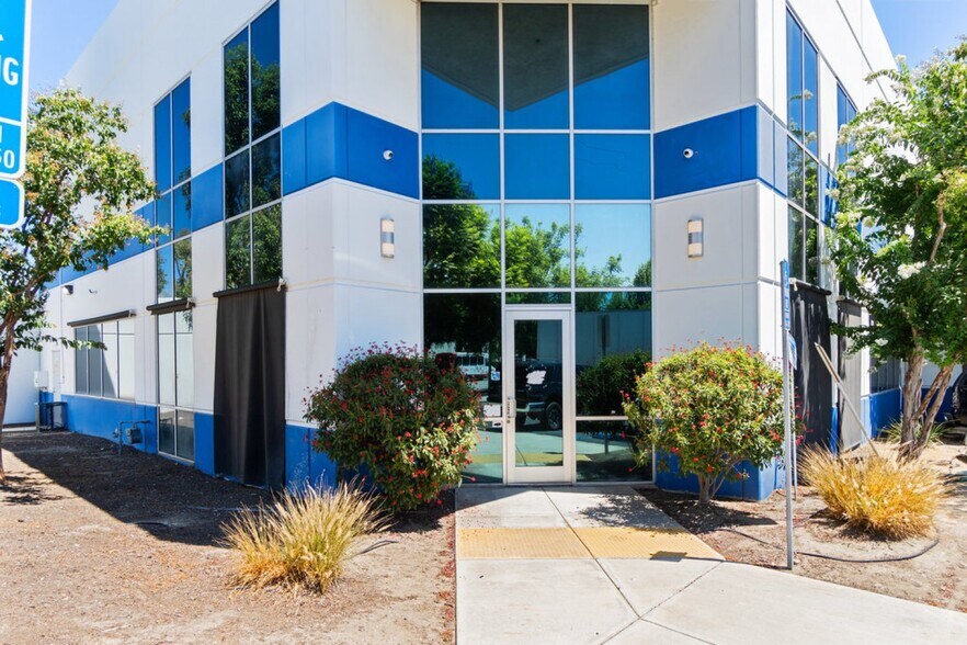 More Photos Of 1190 N Del Rio Pl, Ontario Warehouse For Sale