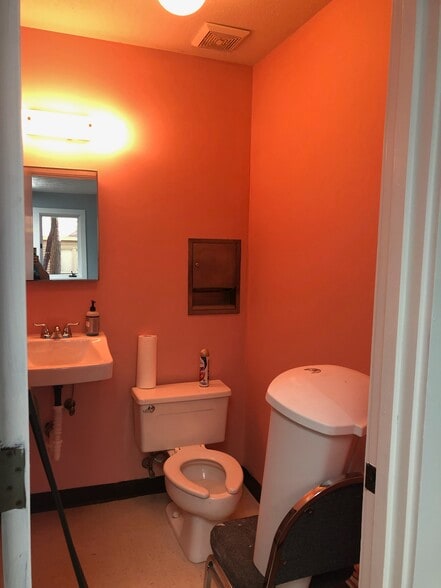 More Photos Of 1762 Metromedical Dr, Fayetteville Medical For Sale