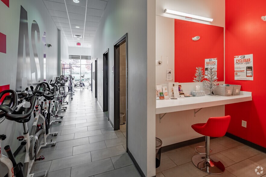 More Photos Of 1050 Glenbrook Way, Hendersonville Storefront For Lease