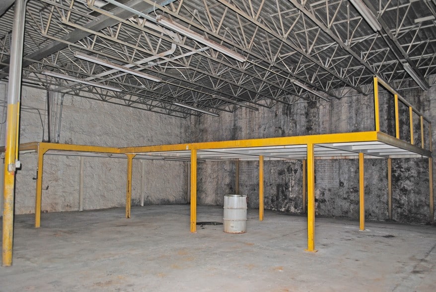 More Photos Of 223-227 S Main St, Wagoner Warehouse For Sale