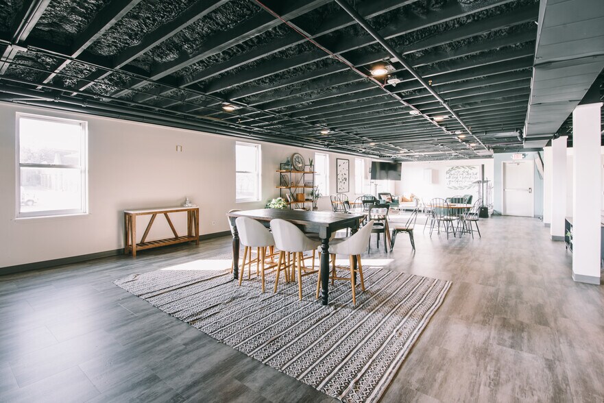 More Photos Of 401 Bolivar St, Denton Office For Sale