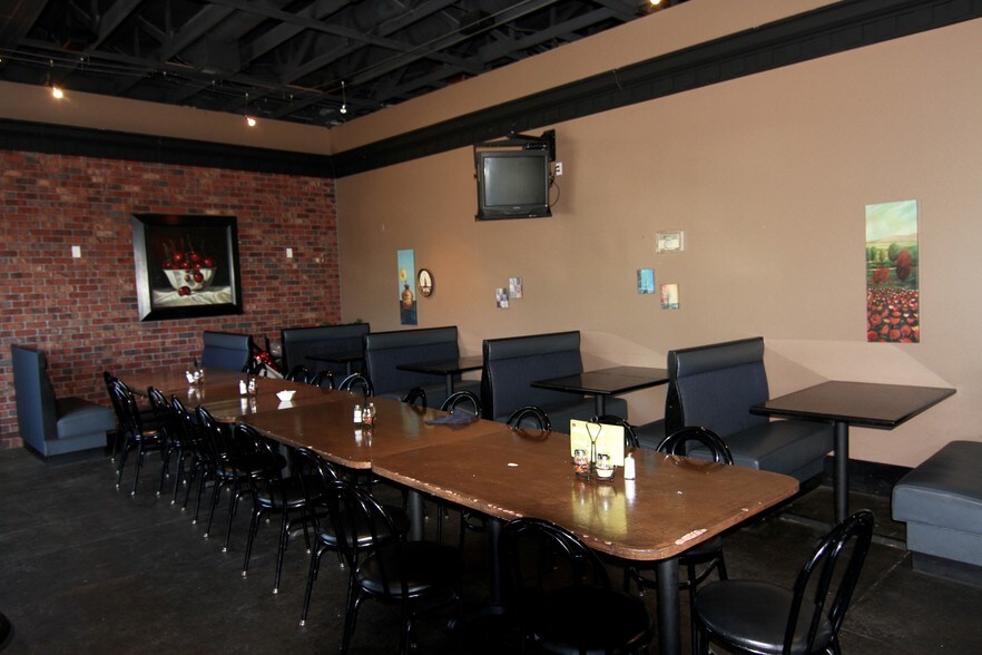 More Photos Of 8874 Bender Rd, Lynden General Retail For Lease