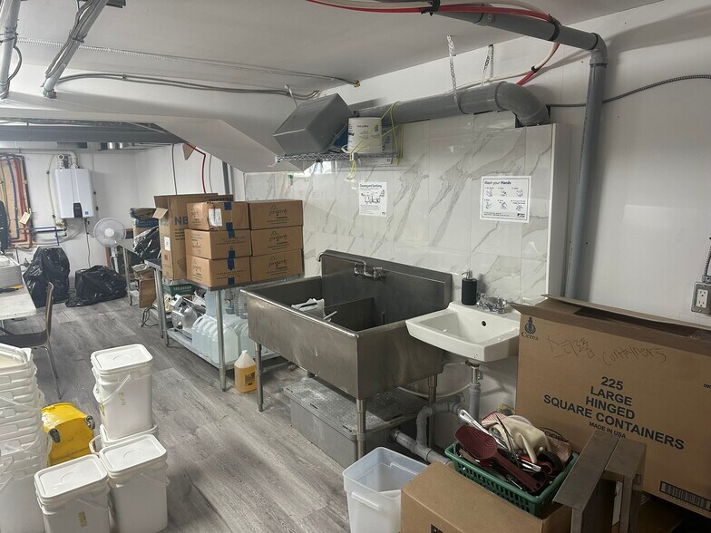 More Photos Of 3066A Hurontario St, Mississauga General Retail For Lease