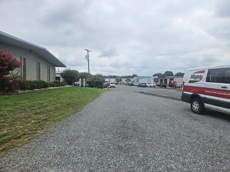 More Photos Of 7010 Calmar Dr, Mechanicsville Warehouse For Sale