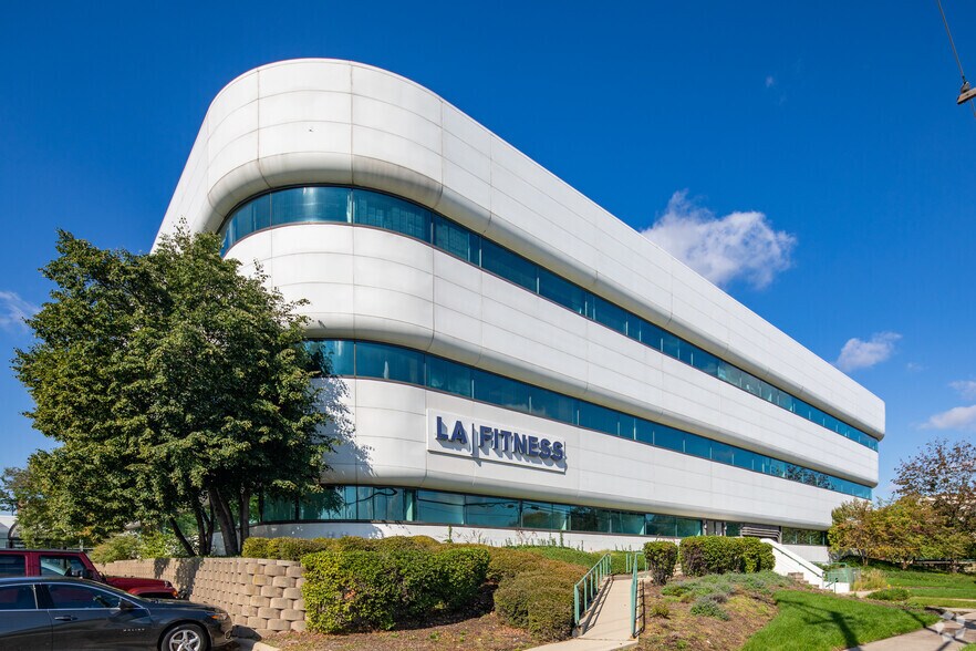 More Photos Of 5440 N Cumberland Ave, Chicago Office For Lease