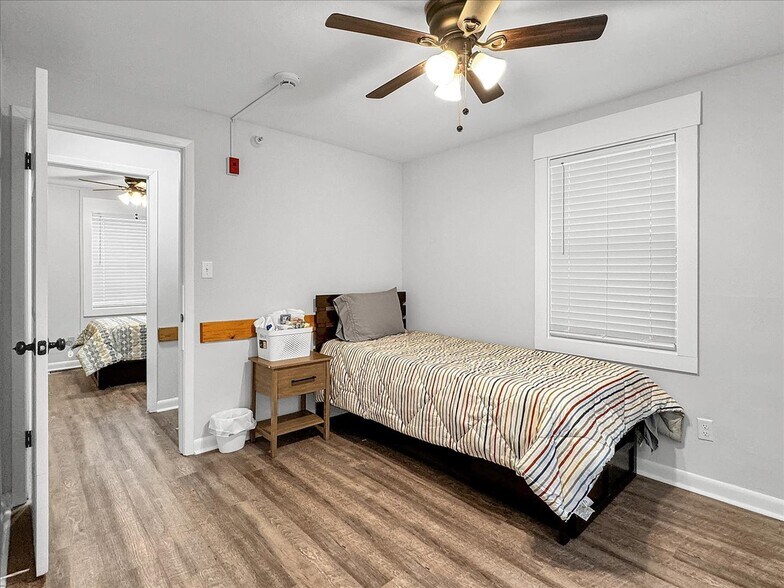 More Photos Of 1007 W Wright St, Pensacola Specialty For Sale