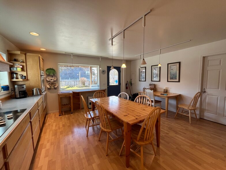 More Photos Of 1004 S Nordic Dr, Petersburg Hotel For Sale