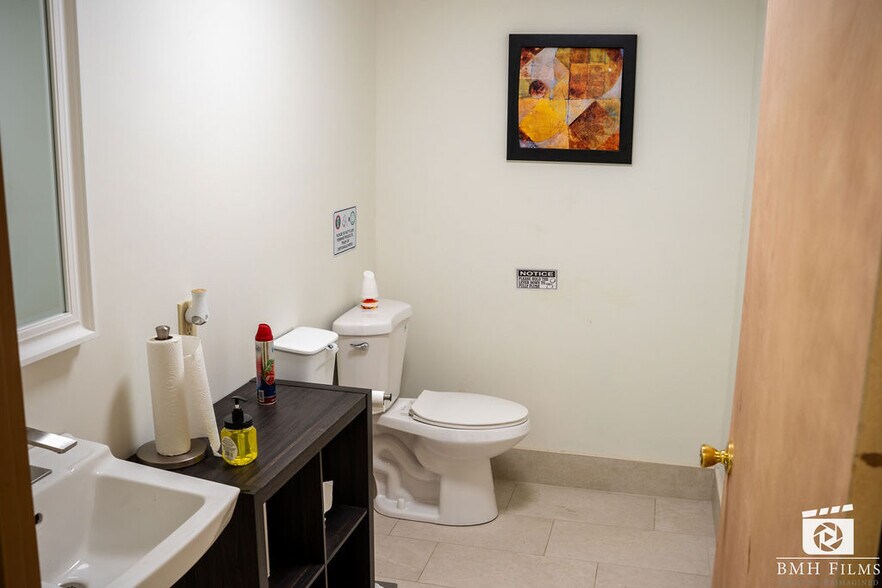 More Photos Of 707-709 N Palestine St, Athens Medical For Lease