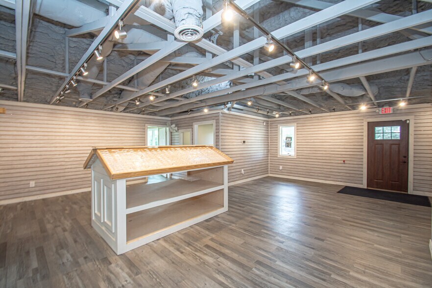 More Photos Of 1908 N Lakeman Dr, Bellbrook Storefront Retail Office For Sale