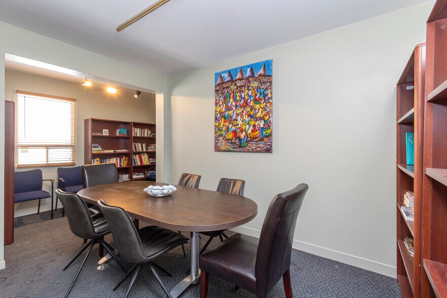 More Photos Of 61 Boul Grand, L'Île-Perrot Office For Lease