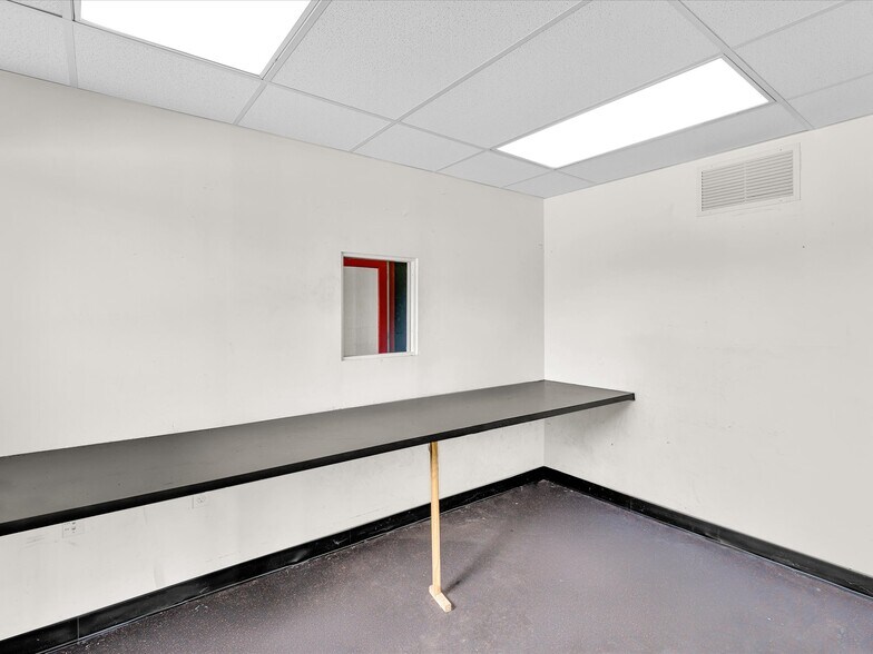 More Photos Of 2731 Broward Blvd, Fort Lauderdale Freestanding For Lease