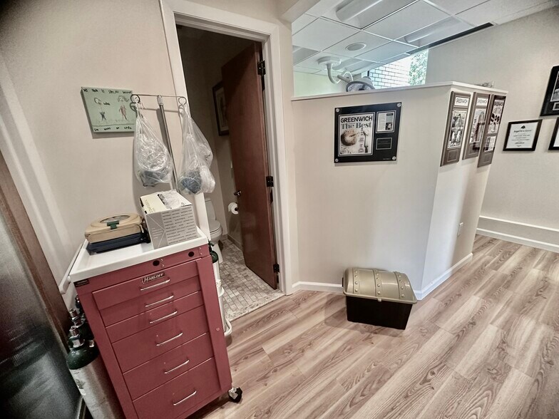 More Photos Of 4 Dearfield Dr, Greenwich Medical For Lease