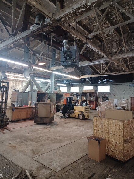 More Photos Of 419 S Broad St, Klamath Falls Light Distribution For Sale