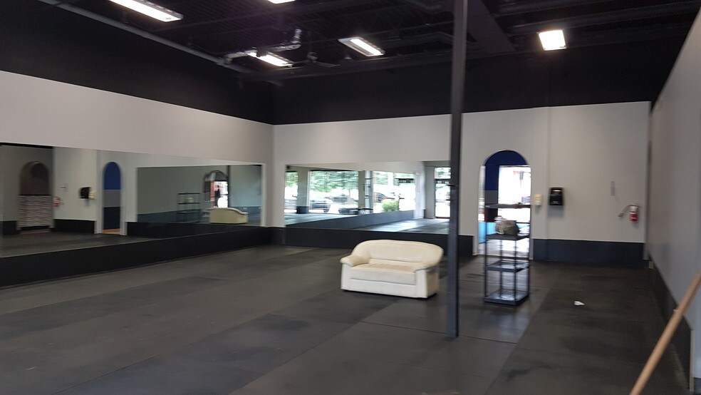 More Photos Of 5580 45 St, Red Deer General Retail For Lease