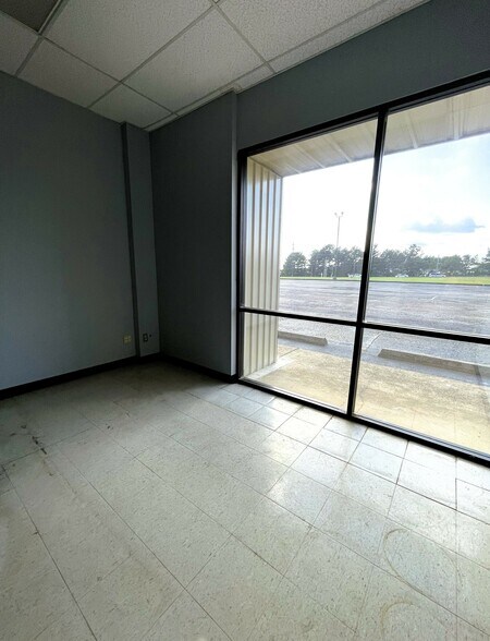 More Photos Of 440 N Eastman Rd, Longview Flex For Lease