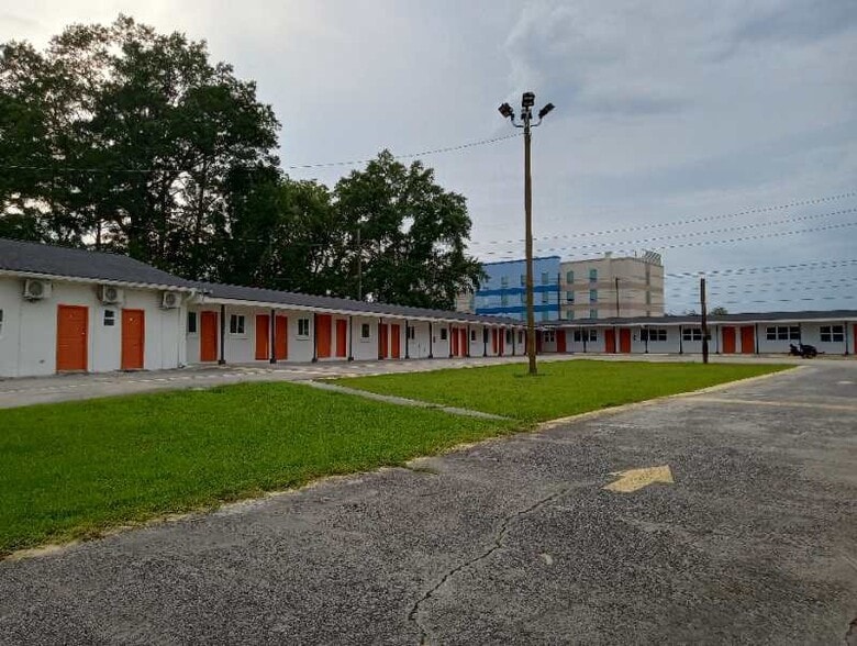 More Photos Of 331 Main St, Garden City Hotel For Sale