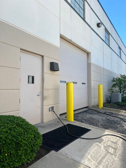 More Photos Of 933 Tower Rd, Mundelein Warehouse For Sale