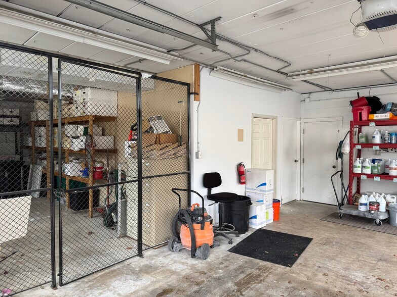 More Photos Of 4 Bonnie Ln, Yorkville Office For Sale