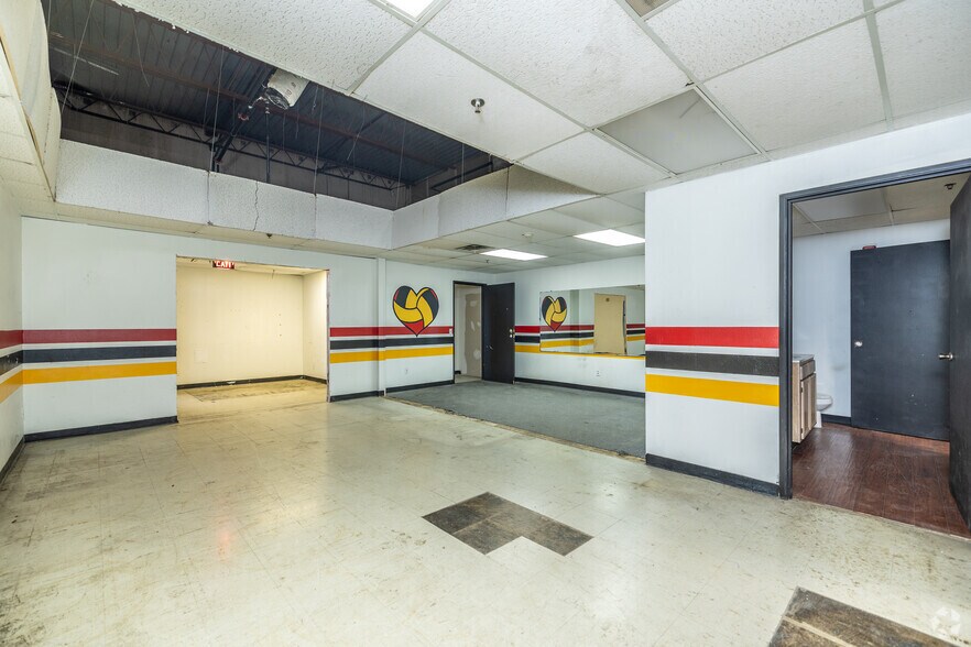 More Photos Of 1400 Summit Ave, Plano Showroom For Lease