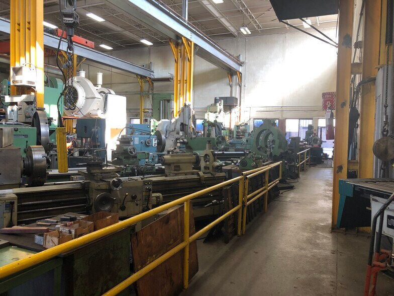 More Photos Of 160 Norfinch Dr, Toronto Manufacturing For Lease