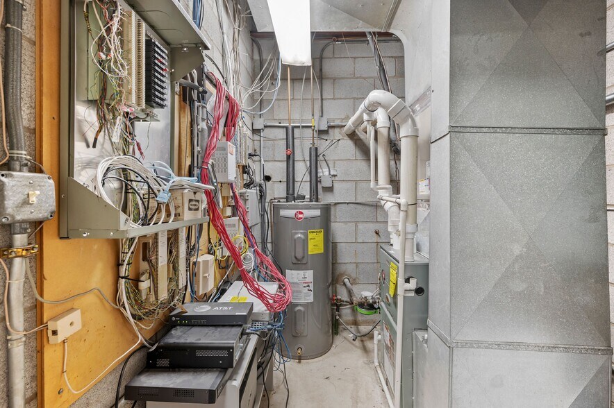 More Photos Of 921 Saw Mill Run Blvd, Pittsburgh Light Distribution For Sale