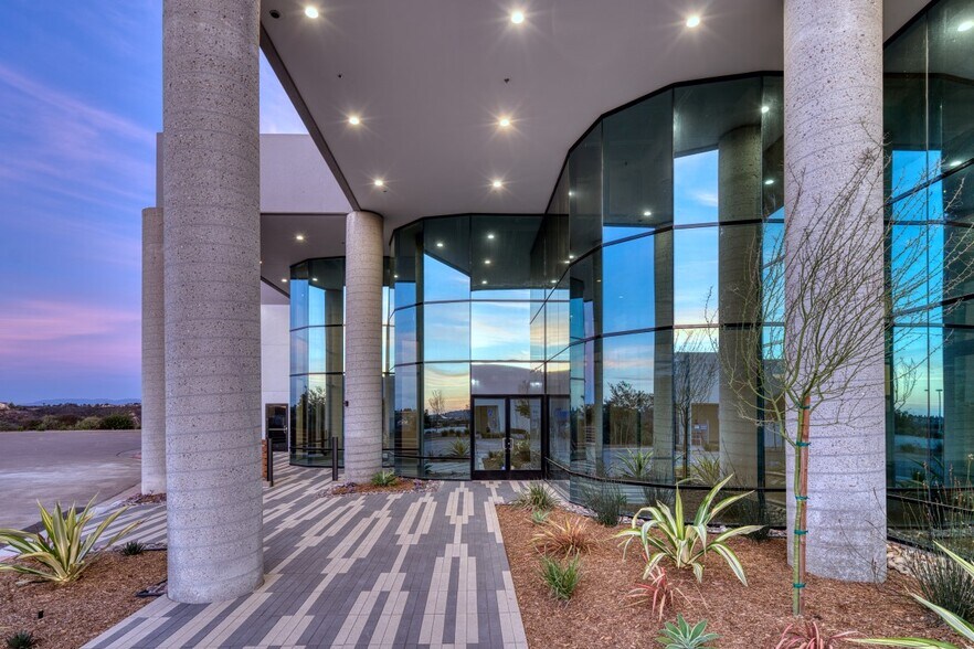 More Photos Of 6680 Cobra Way, San Diego Research And Development For Lease