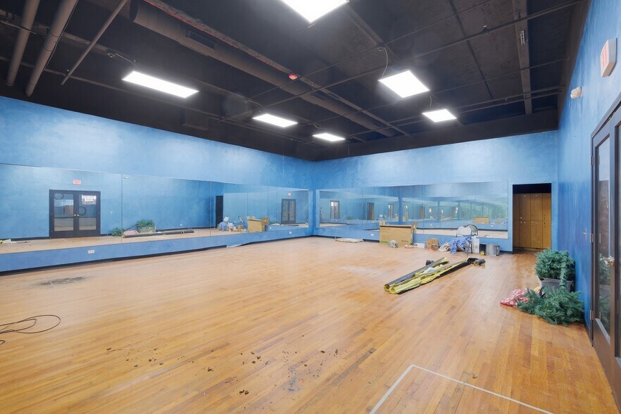 More Photos Of 1461 Market St, Des Plaines Parking Garage For Sale