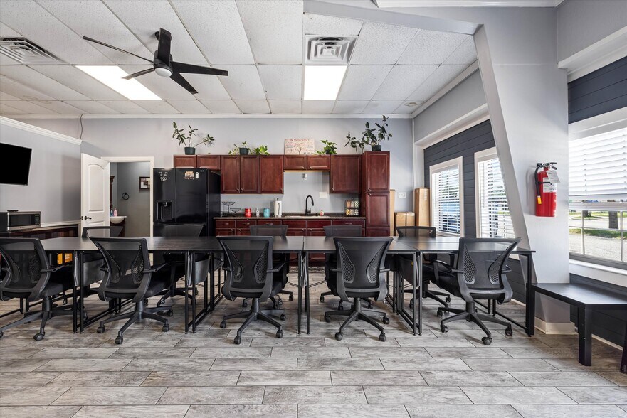 More Photos Of 902 51st St, Galveston Light Manufacturing For Sale