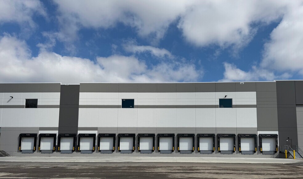 More Photos Of 10000 S Ridgeview Dr, Oak Creek Manufacturing For Lease