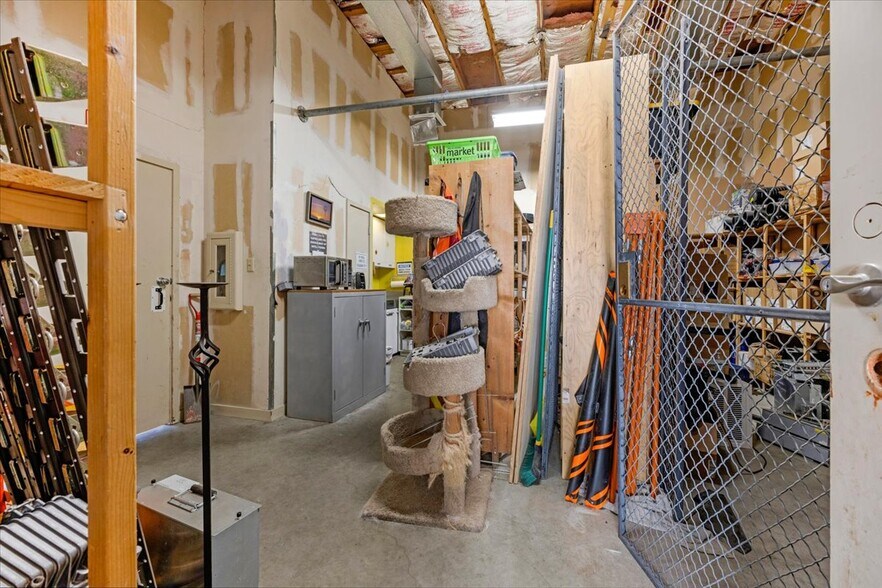 More Photos Of 100 1st St, Coalinga Radio TVTransmission Facilities For Sale