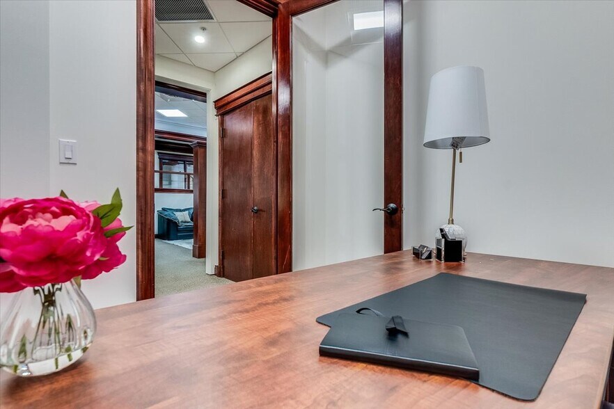 More Photos Of 599 9th St N, Naples Office For Sale