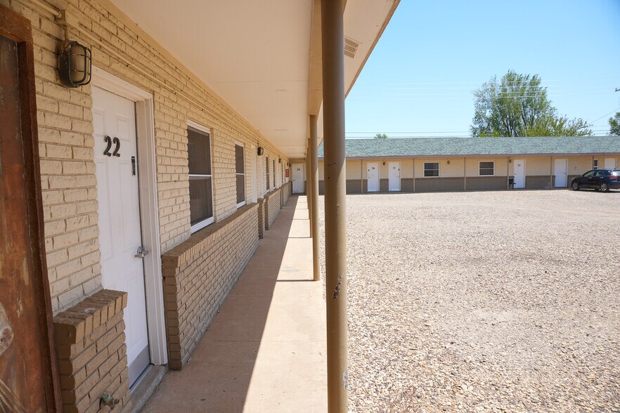 More Photos Of 1122 Douglas Ave, Beaver Hotel For Sale