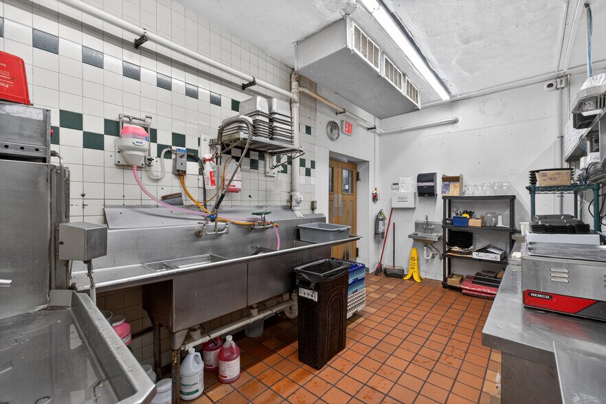 More Photos Of 8713 Gravois Rd, Saint Louis Restaurant For Lease